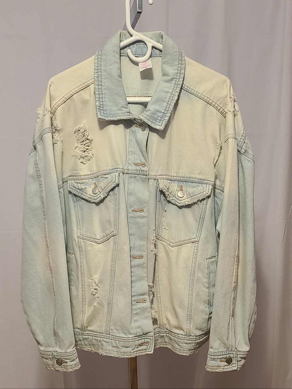 No Boundaries Whitewashed Distressed Denim Jacket - Picture 13 of 13